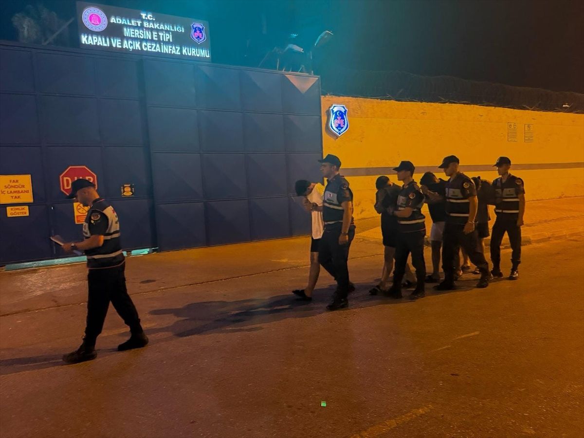 Mersin'de karakol camını kırdıkları iddia edilen 4 şüpheli tutuklandı