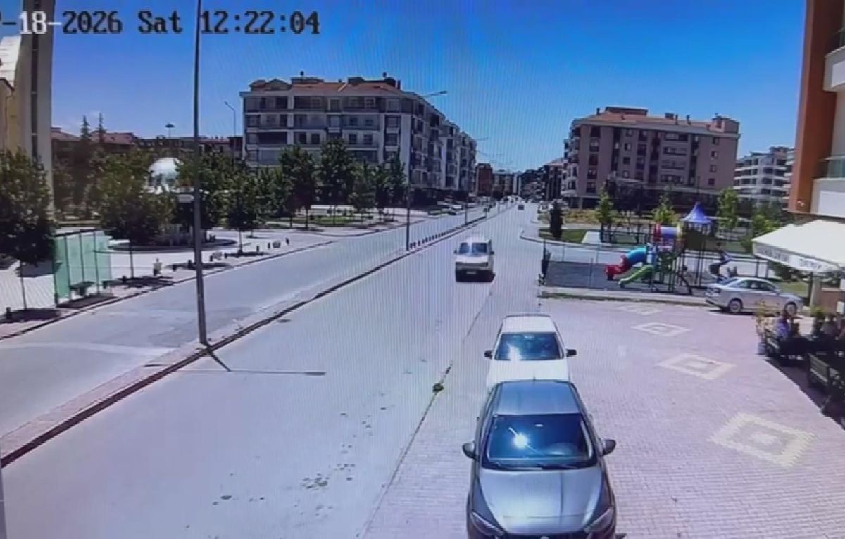Konya'da ters yönde ilerleyen bir minibüsün güvenlik kamerası görüntüsü.