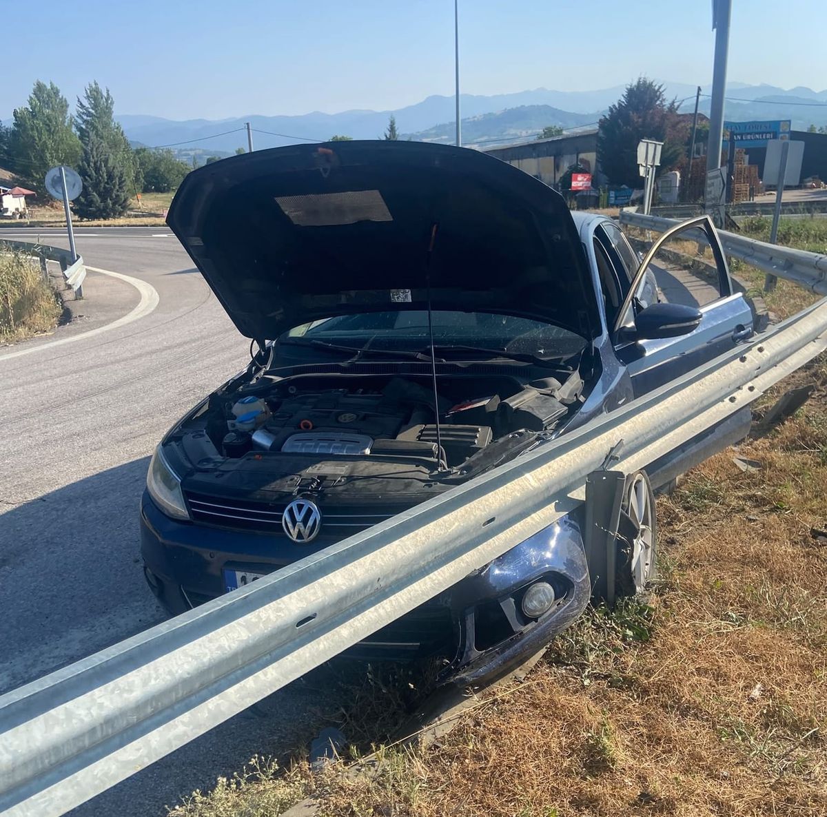 İnegöl'de navigasyon hatası sonucu bariyerlere çarpan otomobil.