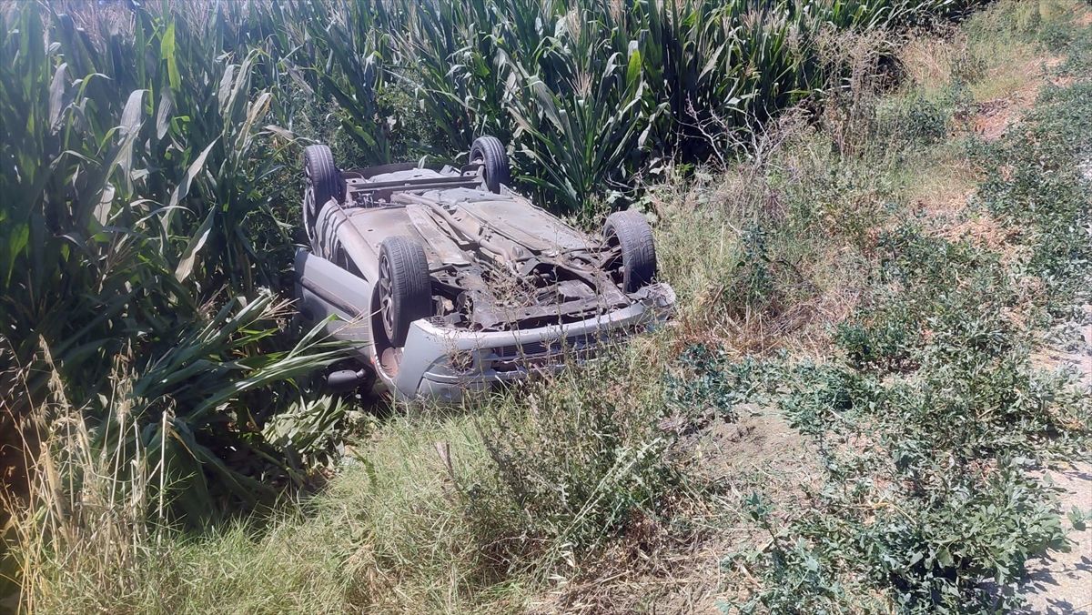 Ödemiş'te tarlaya devrilmiş bir otomobilin görüntüsü.