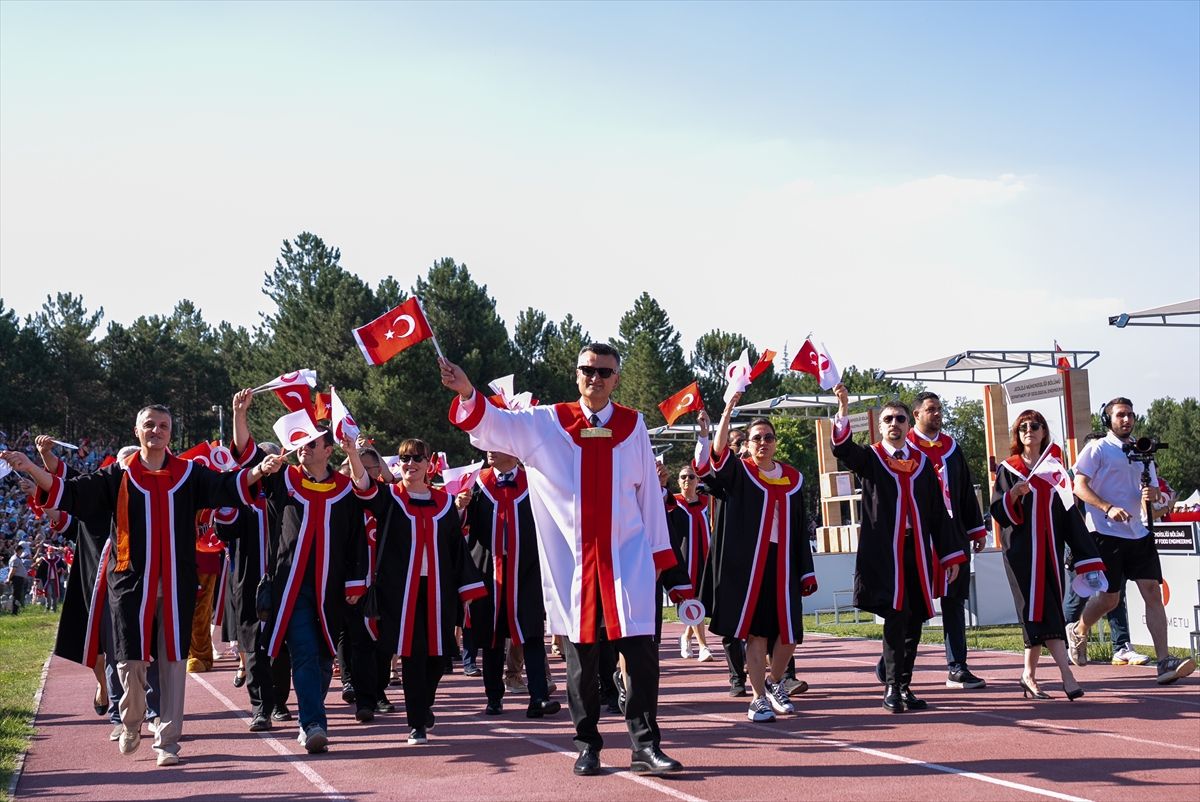 ODTÜ mezuniyet töreninde keplerini havaya fırlatan öğrenciler