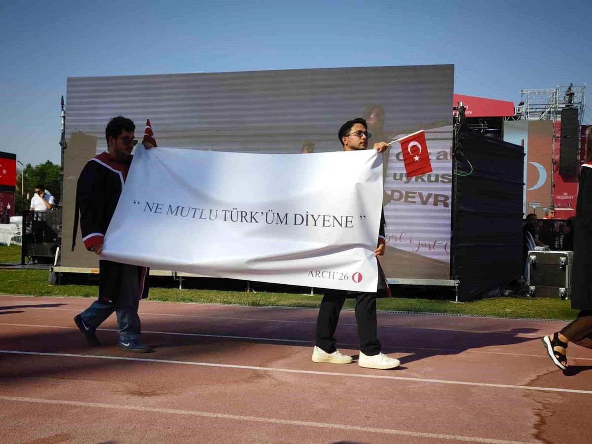 ODTÜ mezuniyet töreninde Rektör Prof. Dr. Ahmet Yozgatlıgil konuşma yapıyor.
