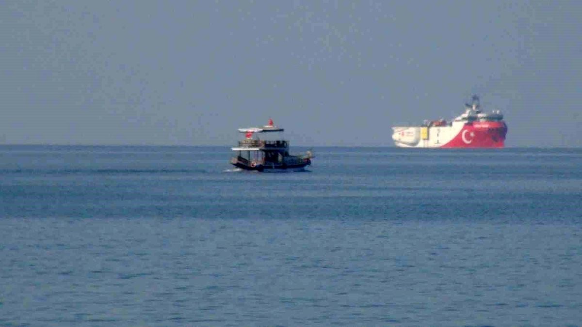Oruç Reis Sismik Araştırma Gemisi Mersin Taşucu açıklarına demirledi