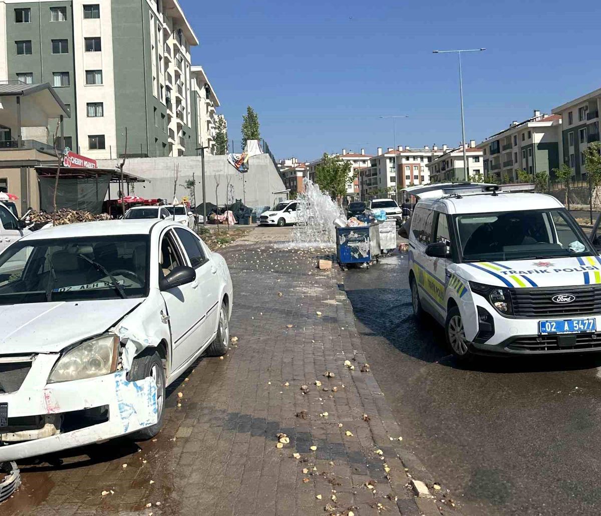 Adıyaman'da bir otomobilin çarptığı parçalanmış yangın hidrantından su akıyor.
