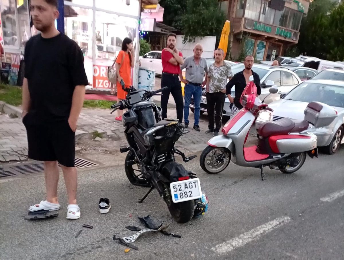 Fatsa'da meydana gelen motosiklet ve otomobil kazasında yaralananların olduğu olay yeri.