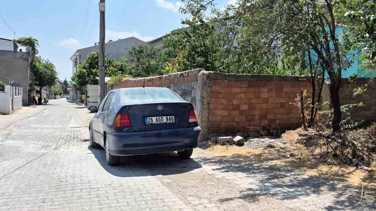 Eskişehir'de park halindeki bir otomobilin alev aldığı an.
