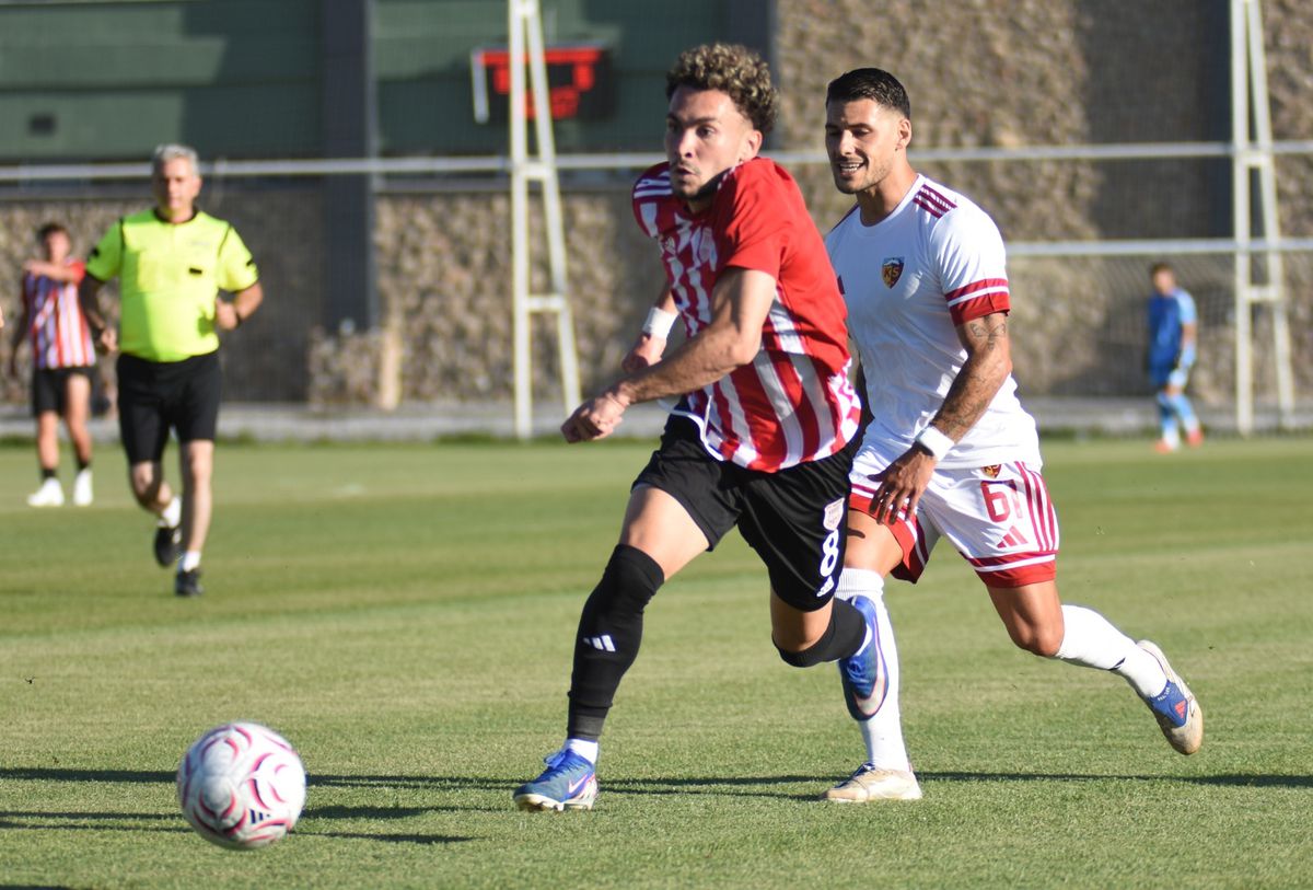 Pendikspor ve Kayserispor futbol takımları hazırlık maçında karşı karşıya geldi.