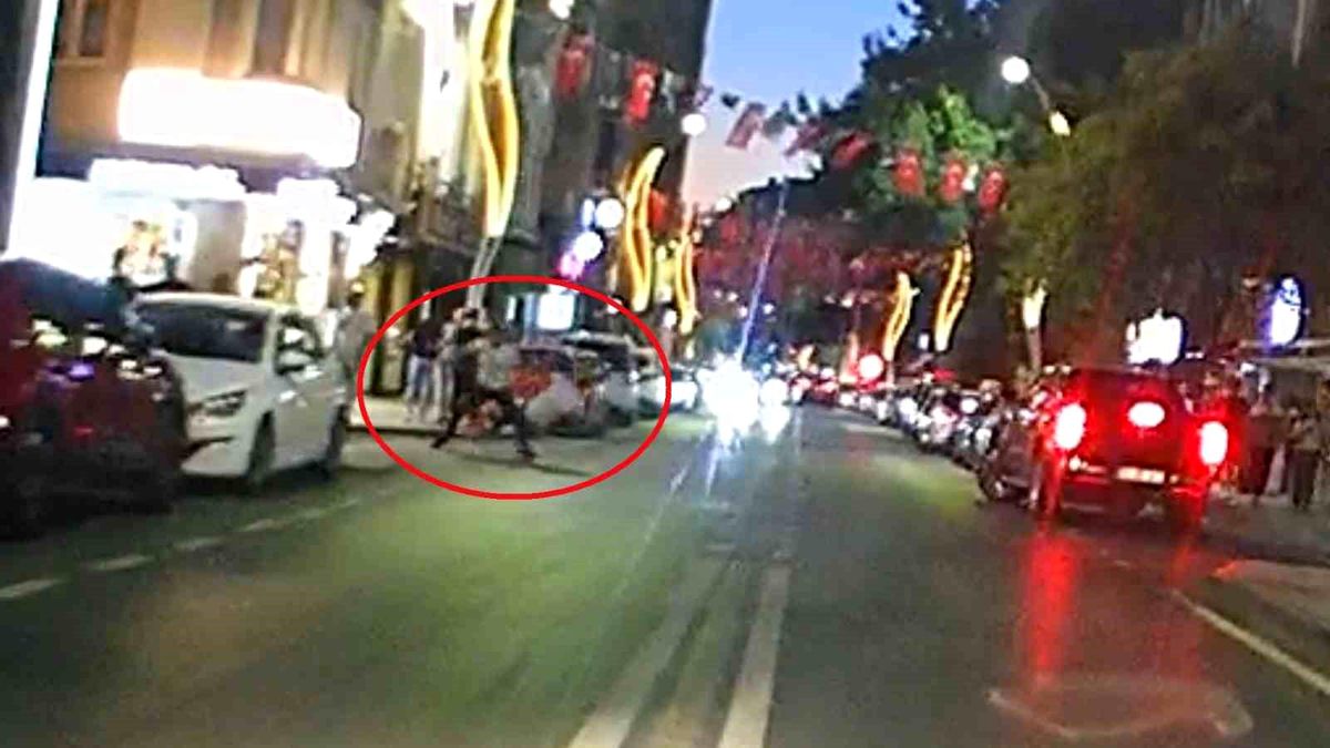 Samsun'da taşkınlık yapan alkollü şahıs yere yığıldı.