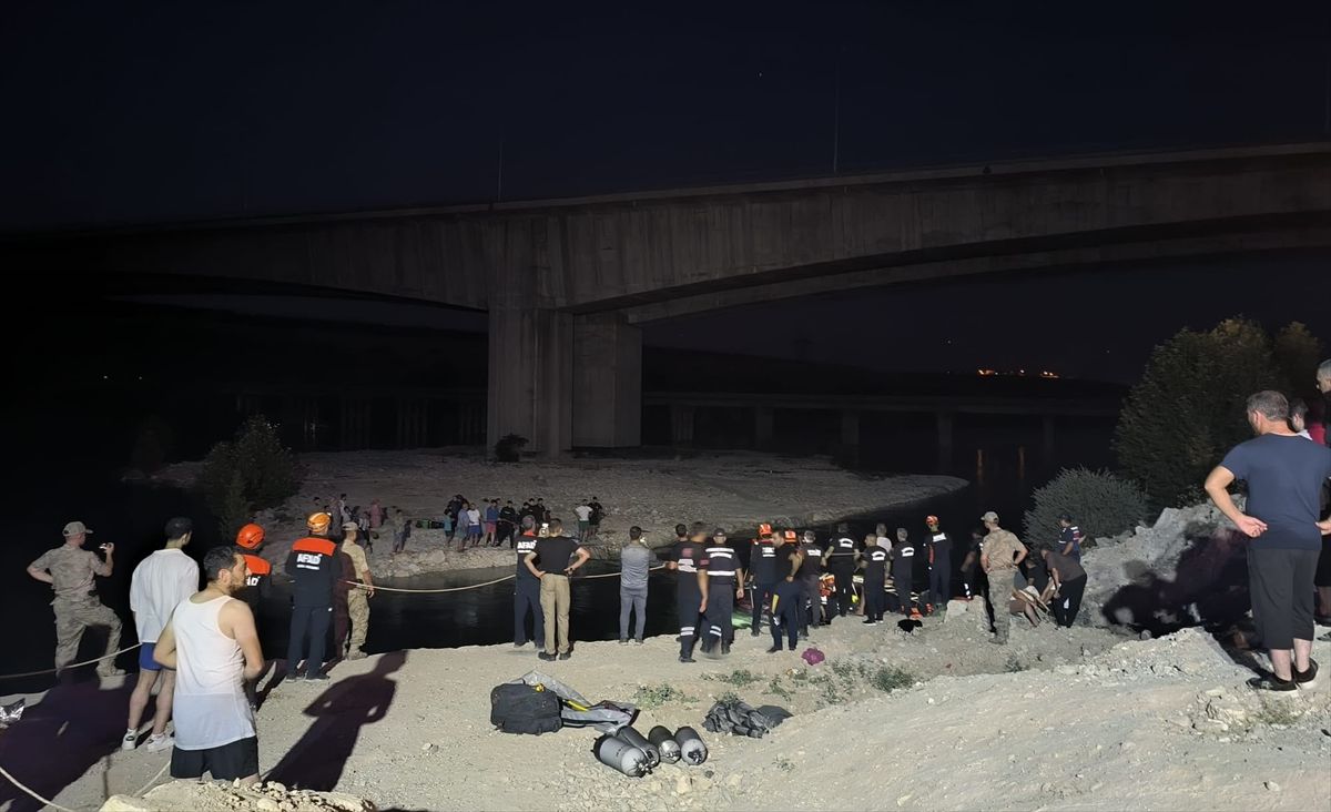 Şanlıurfa'da Fırat Nehri'nde mahsur kalan 26 kişi kurtarıldı