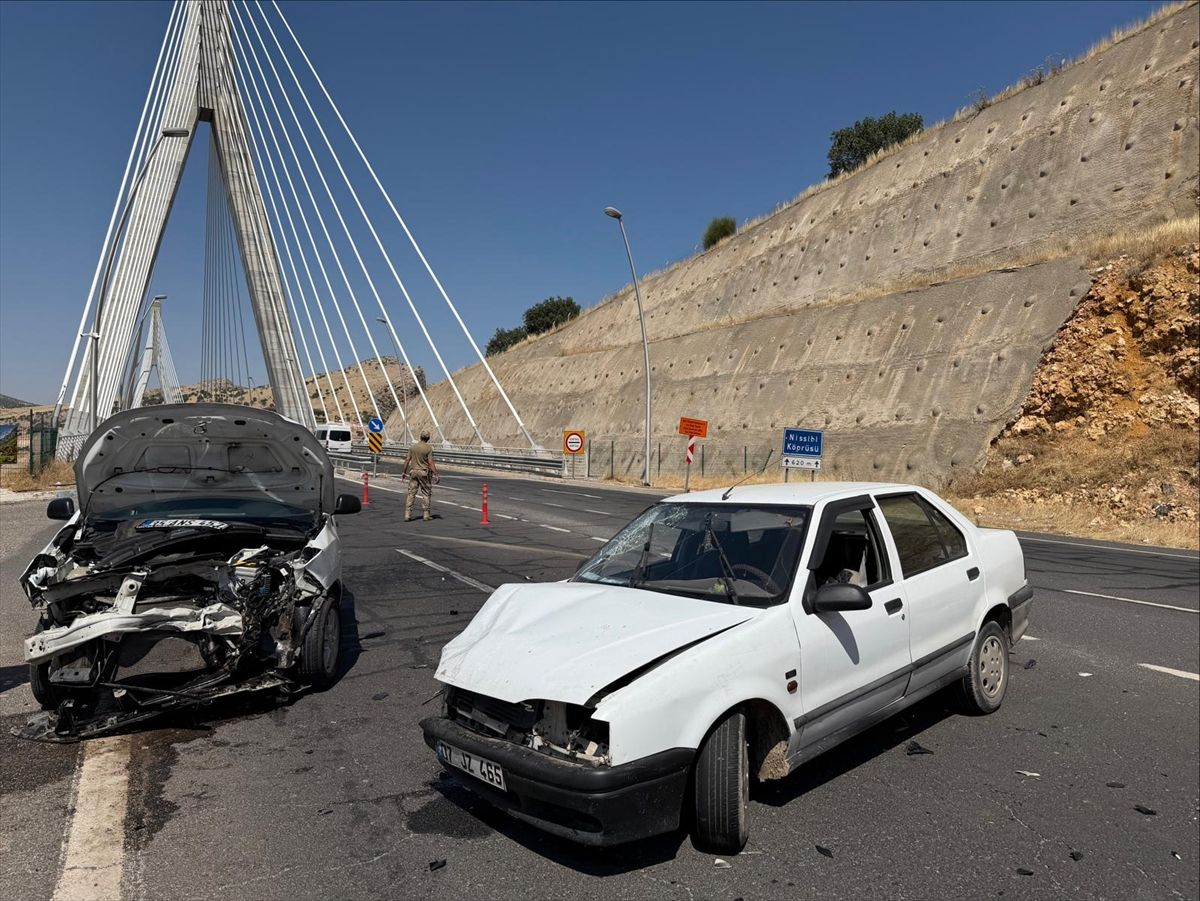 Şanlıurfa'da hafif ticari araç ile otomobilin çarpıştığı kazada 2 kişi yaralandı