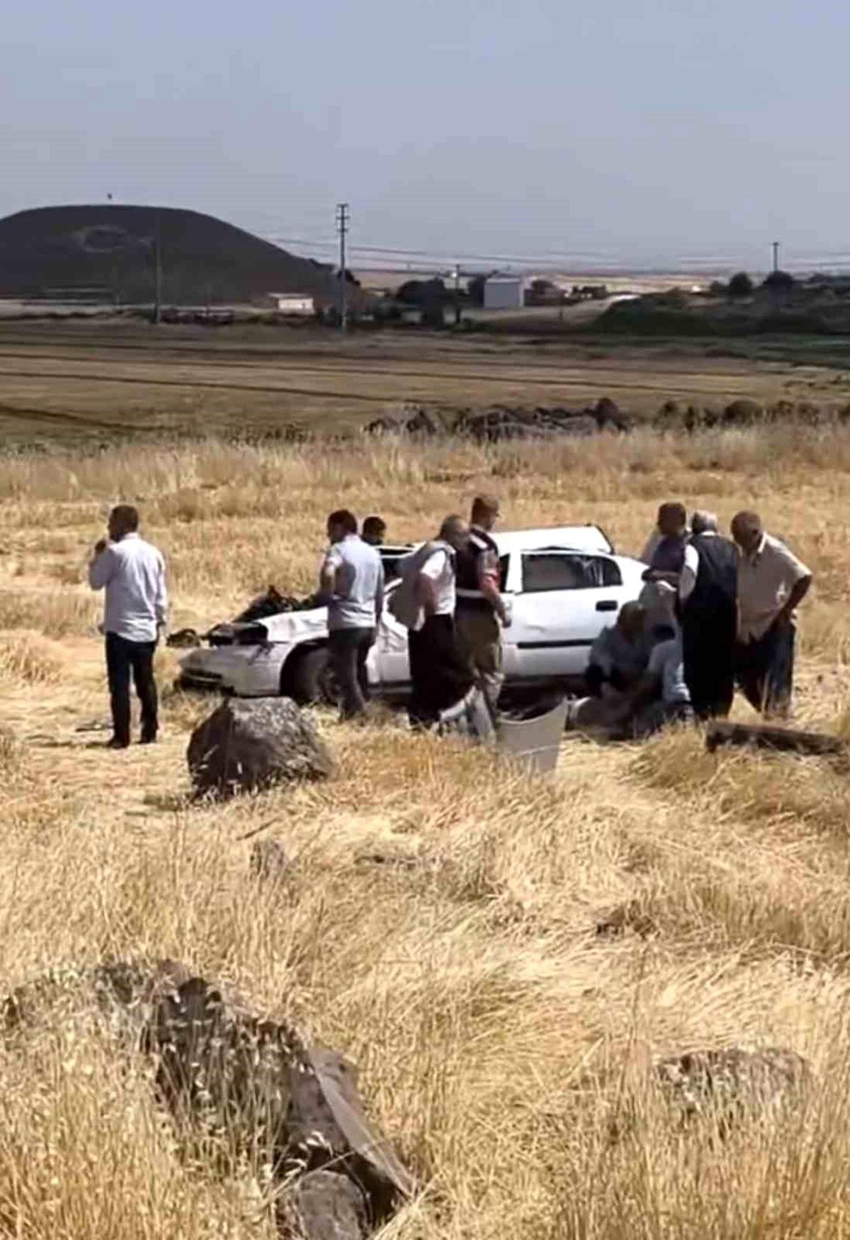 Şanlıurfa'da şarampole devrilen otomobil takla attı: 2 yaralı