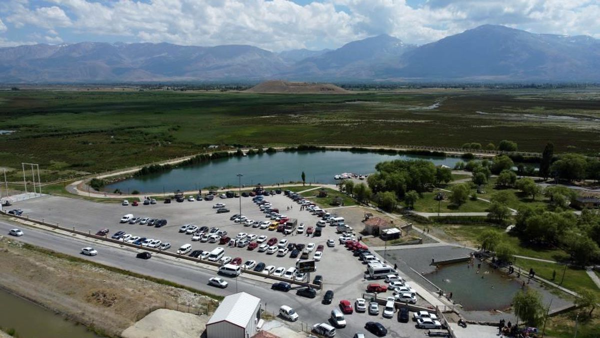 Erzincan'da Ekşisu Mesire Alanı'nda piknik yapan aileler