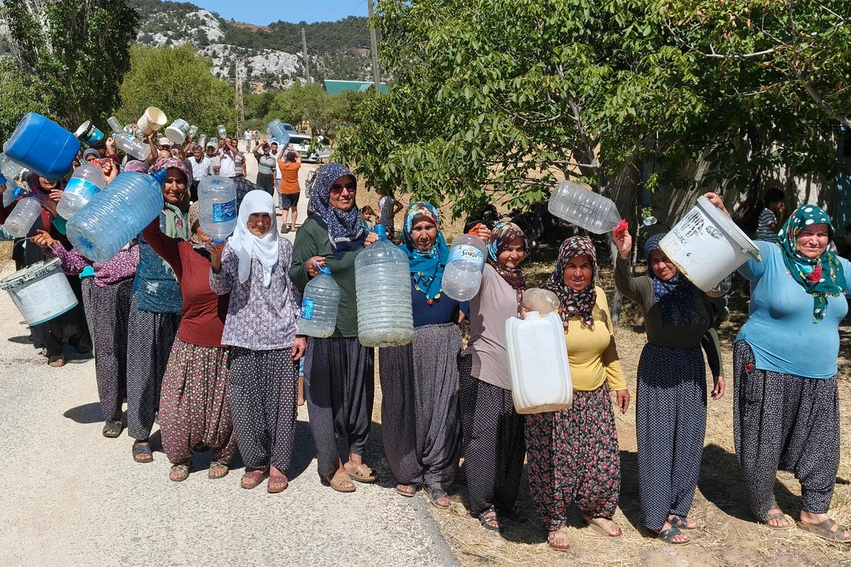 Susuzluktan kırılan Mersin’in Silifke ilçesinde vatandaşlar ellerinde bidonlarla eylem yaptı
