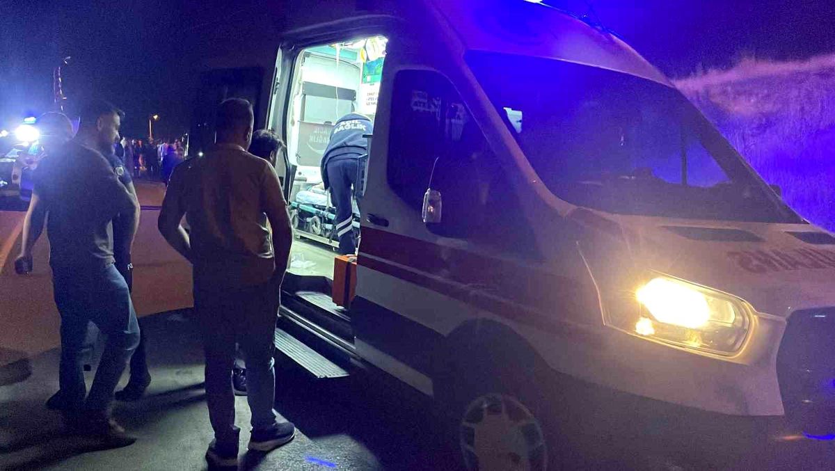 Sivas'ta iki otomobilin çarpıştığı trafik kazası sonrası olay yeri.
