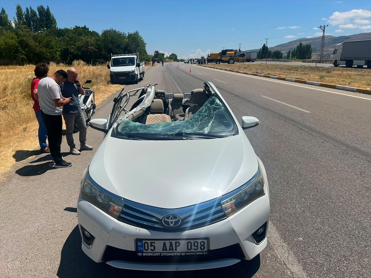 Sivas'ta biçerdöverle çarpışan otomobildeki 3 kişi yaralandı