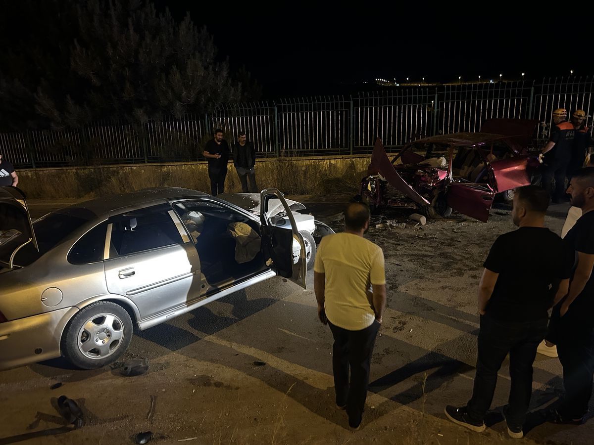 Sivas'ta iki otomobilin karıştığı trafik kazasında yaralılar ambulansla hastaneye taşınıyor.