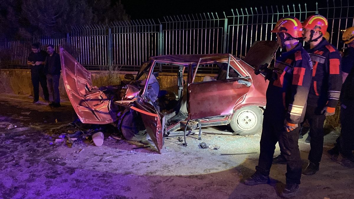 Sivas'ta iki otomobilin çarpıştığı trafik kazası sonrası yaralılar ambulansla hastaneye götürülüyor.