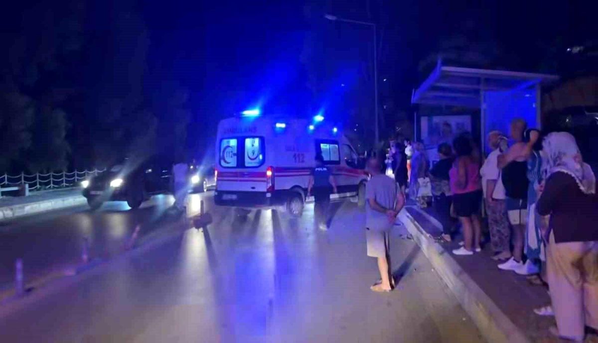 Söke'de meydana gelen trafik kazasında hasar gören motosiklet ve otomobil.