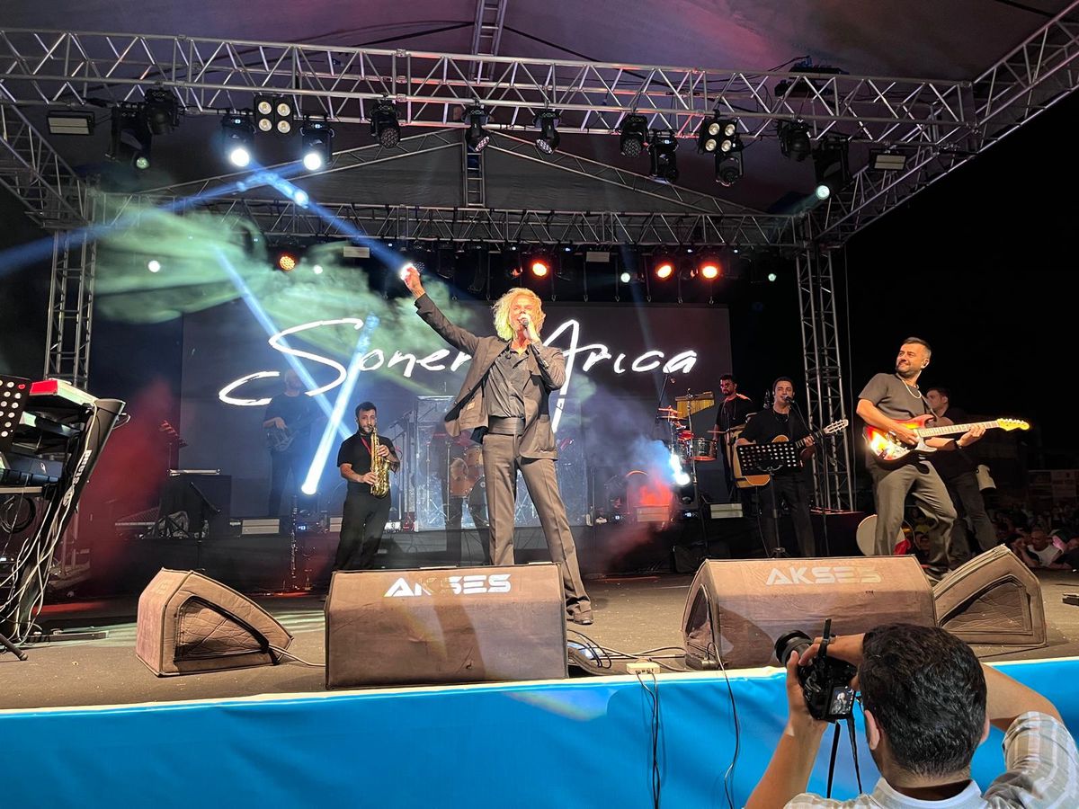 Şarkıcı Soner Arıca, Fatsa'daki konserinde sahneden seyircilere sesleniyor.