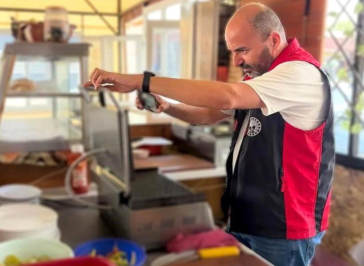Adana'da gıda kontrol görevlileri denetim yapıyor.