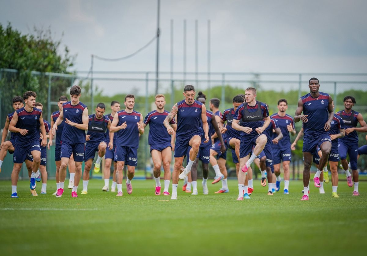 Trabzonsporlu futbolcular antrenman sırasında