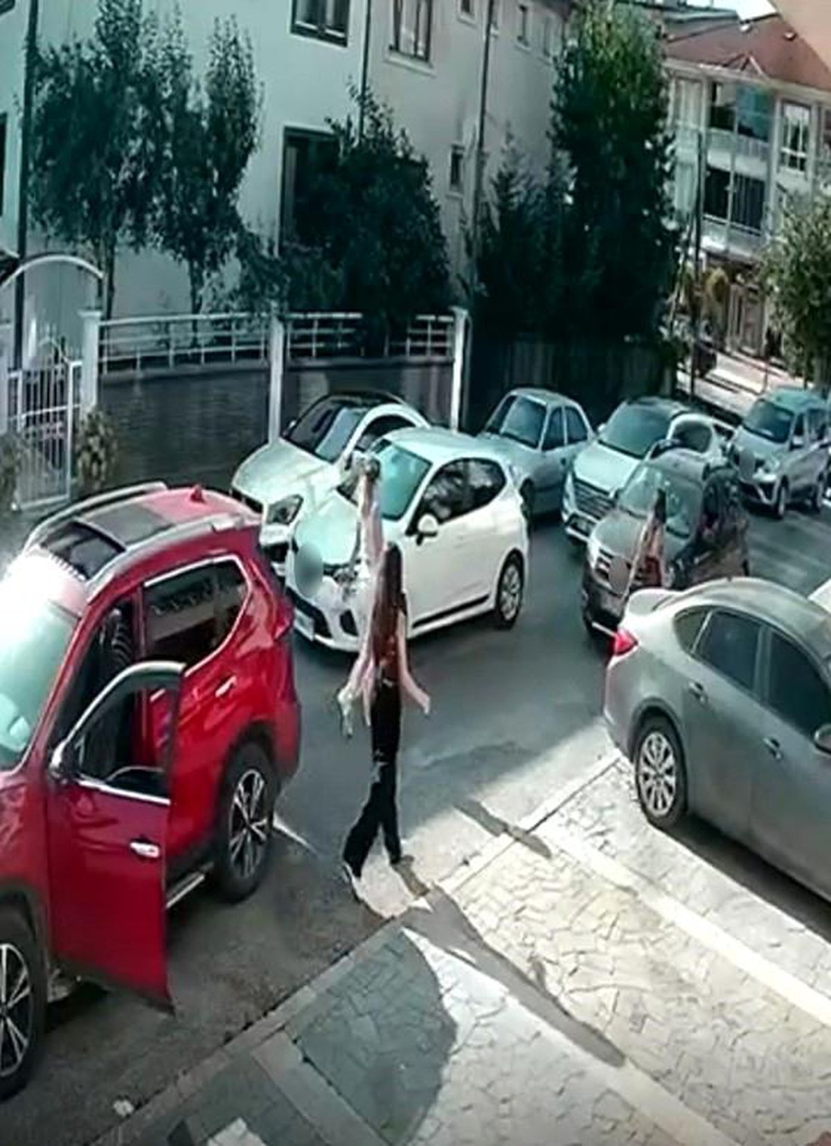 Trafikte araçtan inen 3 kadın çocuklu aileye saldırdı