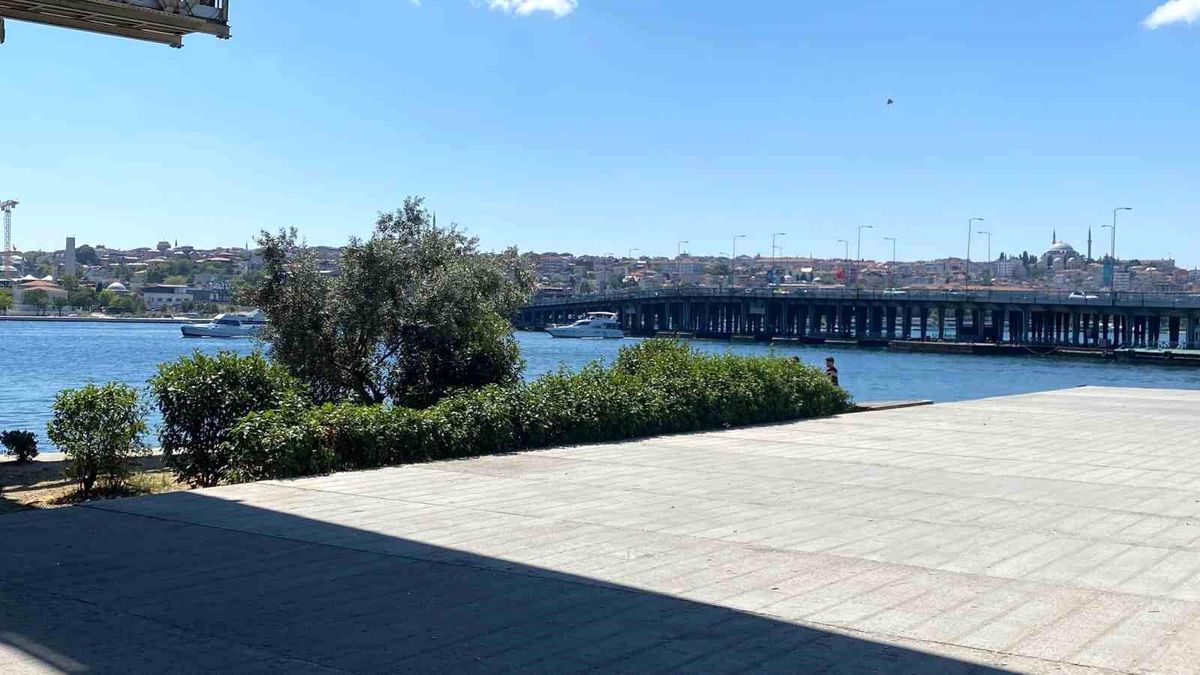 İstanbul Haliç'te Atatürk Köprüsü'nün ayağına çarpan tur teknesi.