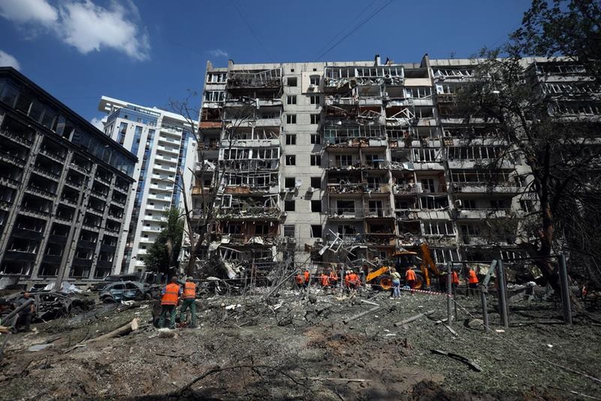 Ukrayna haritası üzerinde füze ve SİHA simgeleriyle hava saldırısı temsili