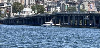 Unkapanı Köprüsü'ne temas eden tekneden düşen görevli için arama çalışması başlatıldı