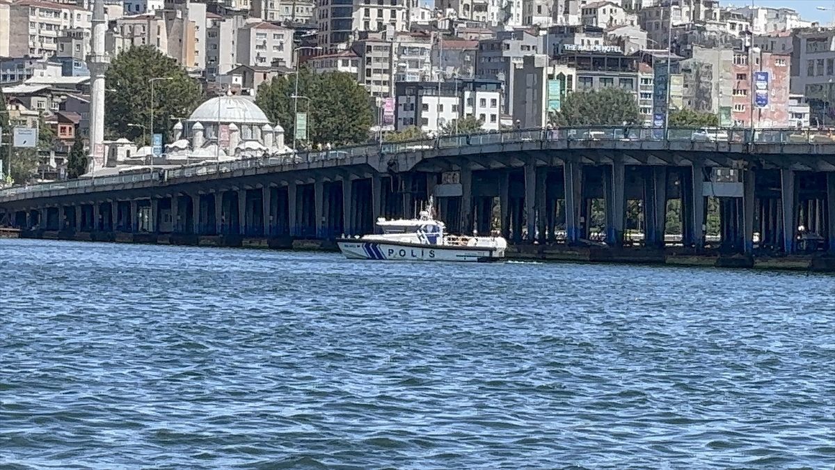 Unkapanı Köprüsü'ne temas eden tekneden düşen görevli için arama çalışması başlatıldı