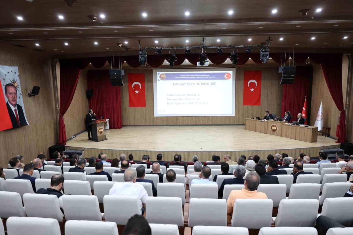 Hatay Valiliği binası önünde çekilmiş bir fotoğraf.