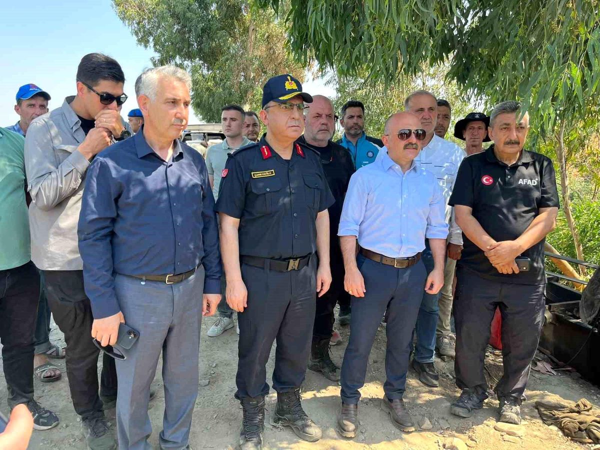 Aydın'da nehir kenarında arama kurtarma çalışmaları yapan ekipler.