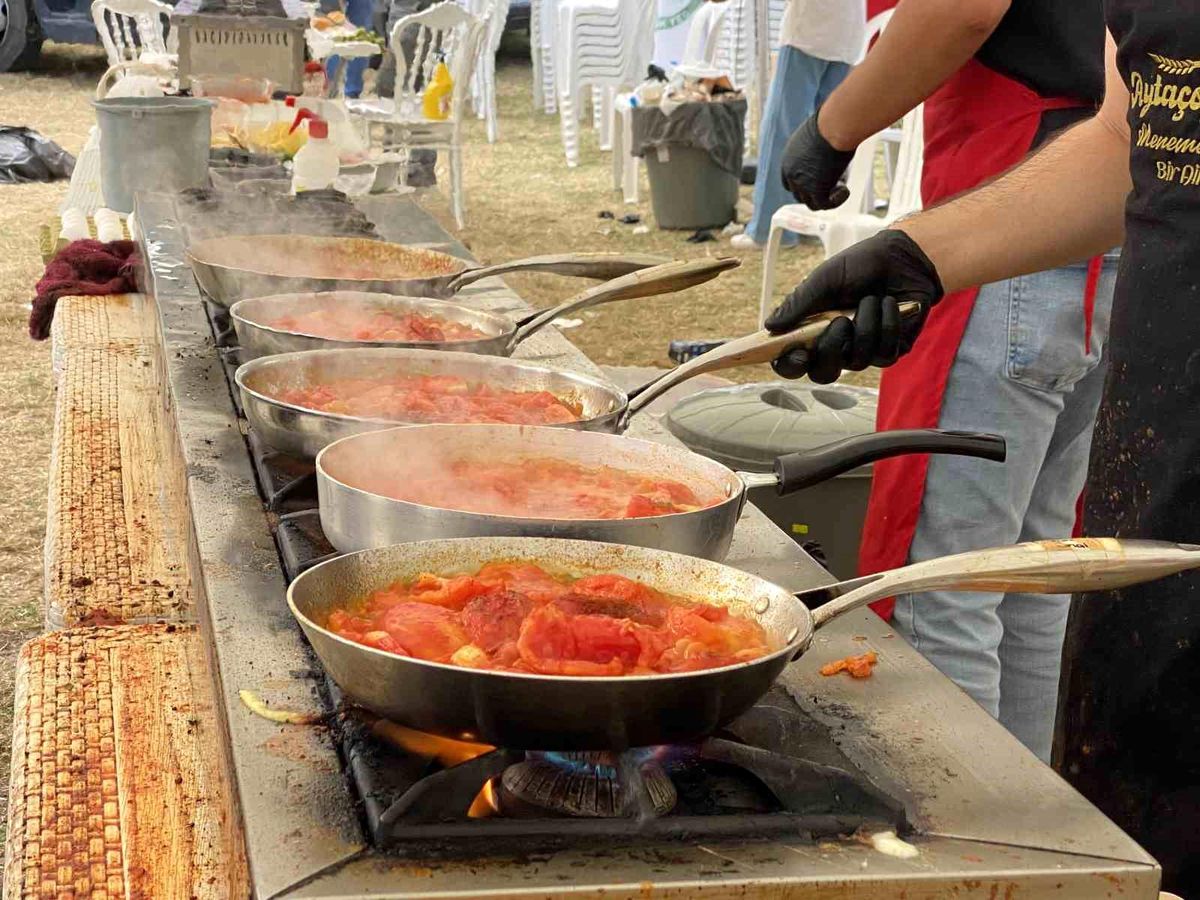 Samsun'un Kavak ilçesinde düzenlenen Geleneksel Çakallı Menemen Festivali'nden bir görüntü.