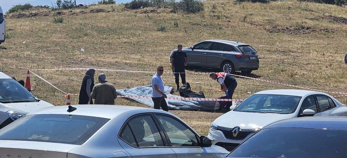 Çorum'da yamaç paraşütü kazasında hayatını kaybeden pilot Bayram Kurt'un cenaze töreninden bir kesit.