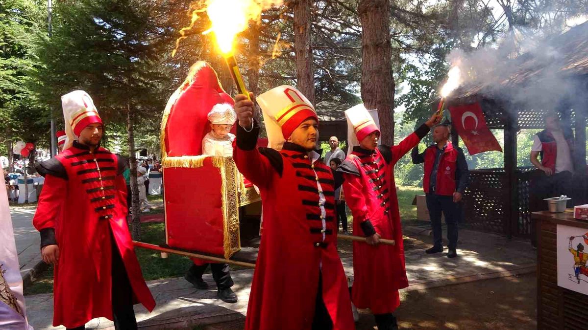Yozgat'taki sünnet şöleninde 30 çocuk sünnet ettirildi