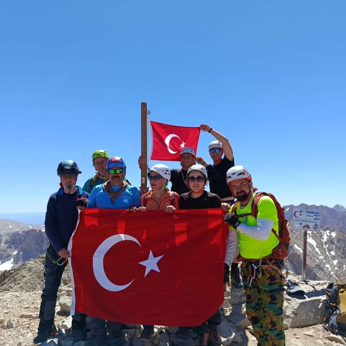 Aladağlar'ın zirvesinde dalgalanan Türk bayrağı.