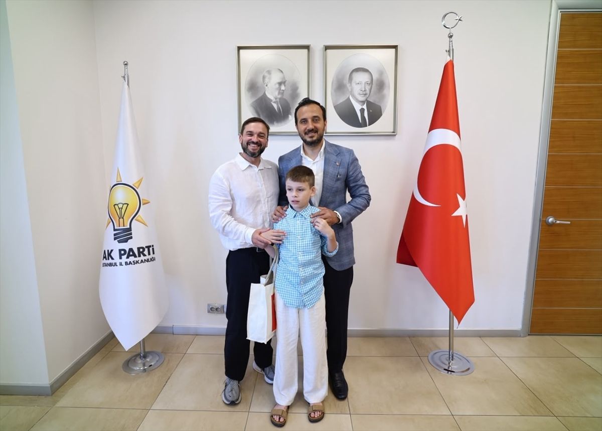 AK Parti İstanbul İl Başkanı Özdemir, 'Cake Not Hate' kampanyasını başlatan Harris'i ağırladı