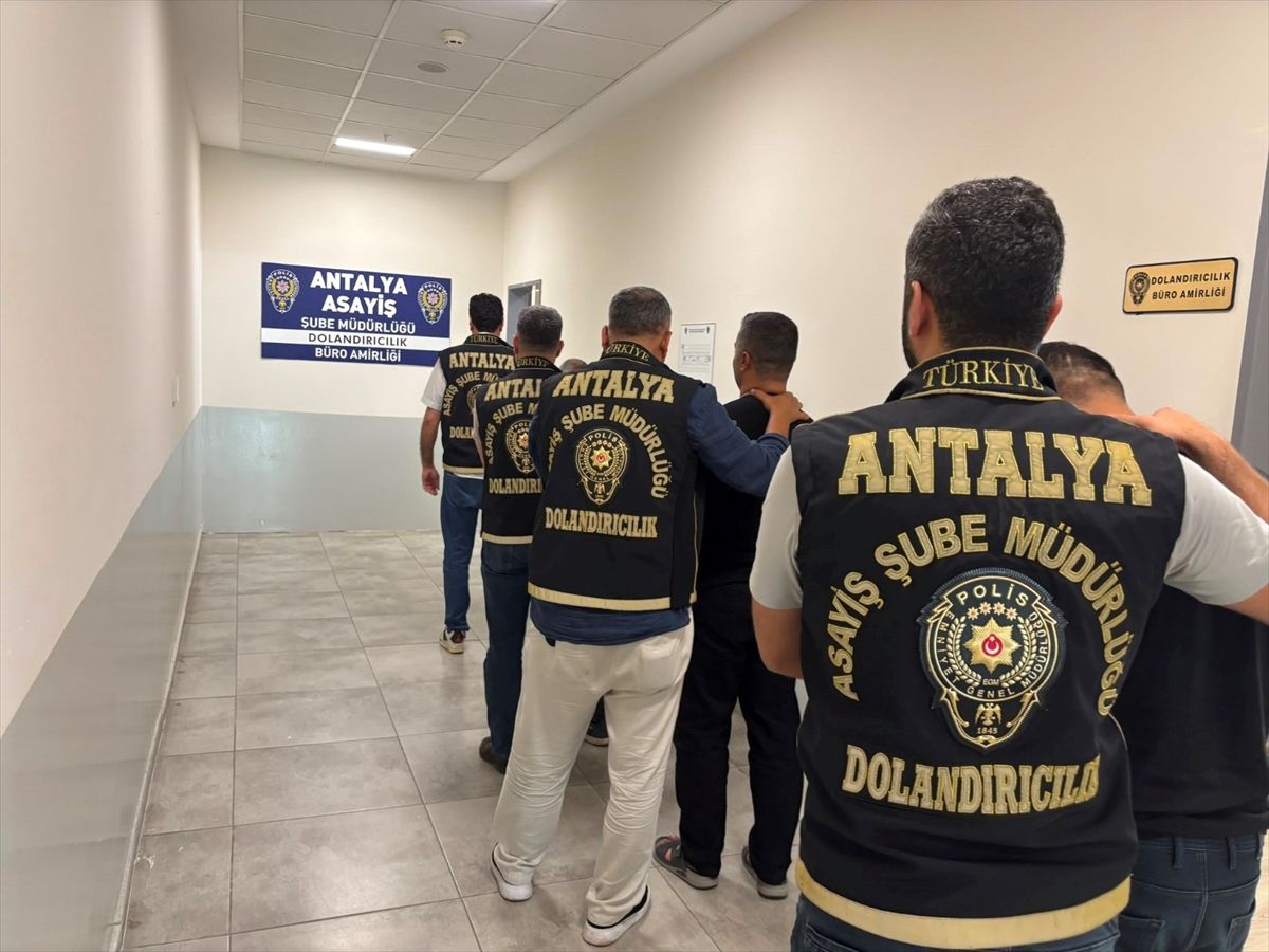 Antalya'daki haftalık asayiş denetimlerinde yakalanan 1975 şüpheliden 242'si tutuklandı