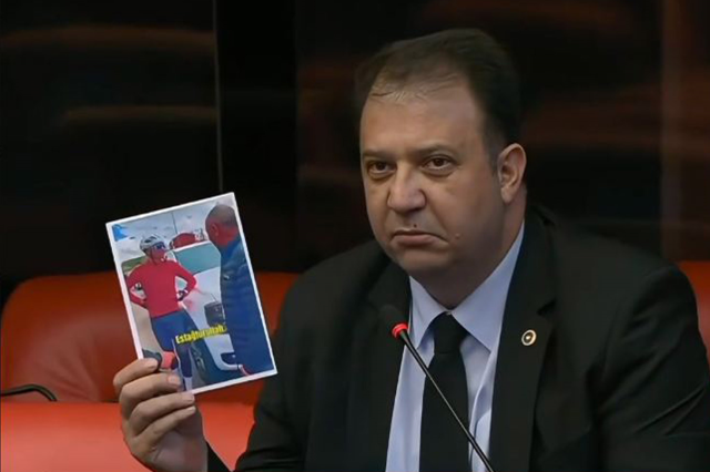CHP Kars Milletvekili İnan Akgün Alp, Vali Çiçekli'yi Meclis'te hedef göstermişti CHP Kars Milletvekili İnan Akgün Alp, Vali Çiçekli'yi Meclis'te hedef göstermişti