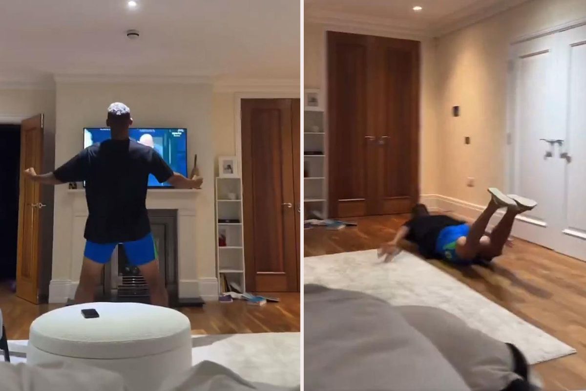 Richarlison, Ferran Torres'in golünü kutlarken coşkulu bir şekilde seviniyor.