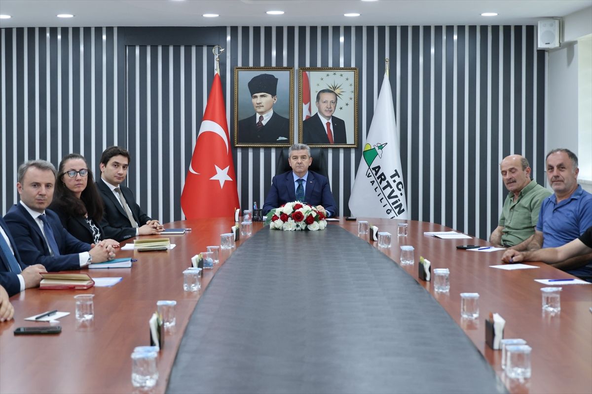 Artvin Valisi Ergün, muhtarlarla bir araya geldi