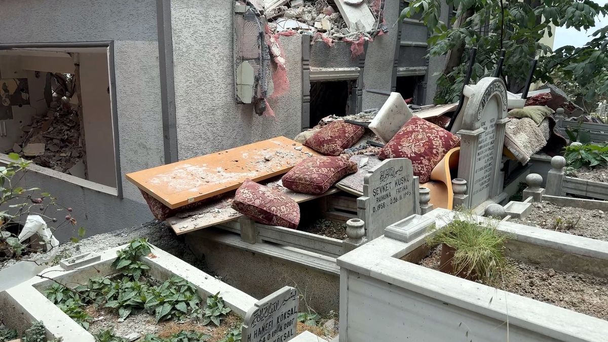 Avcılar'da 4 katlı binanın yıkımında mezarlara önlem: Süngerler amortisör görevi gördü