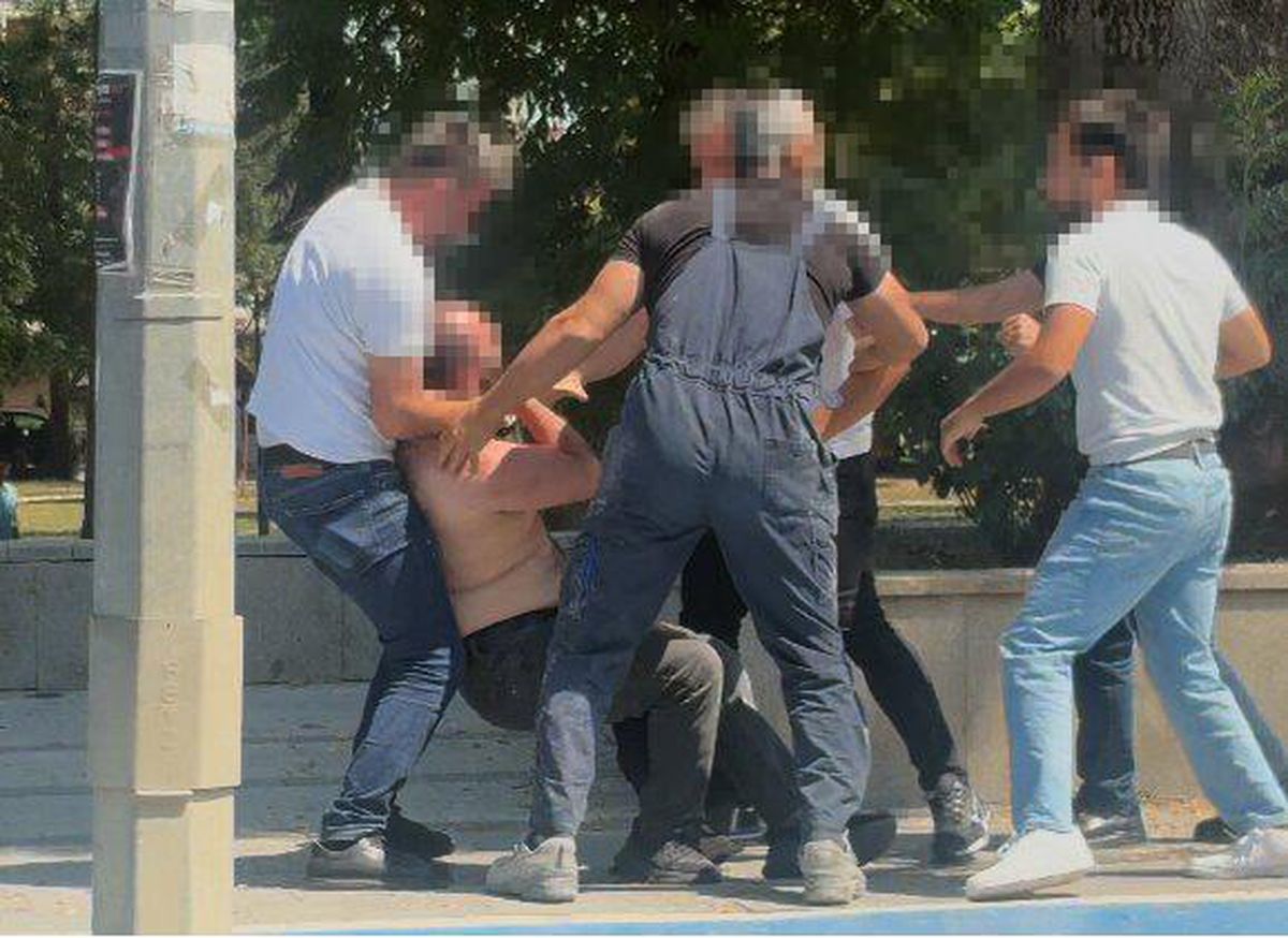 Tartıştıkları kişiyi aralarına alıp böyle dövdüler: O anlar kamerada