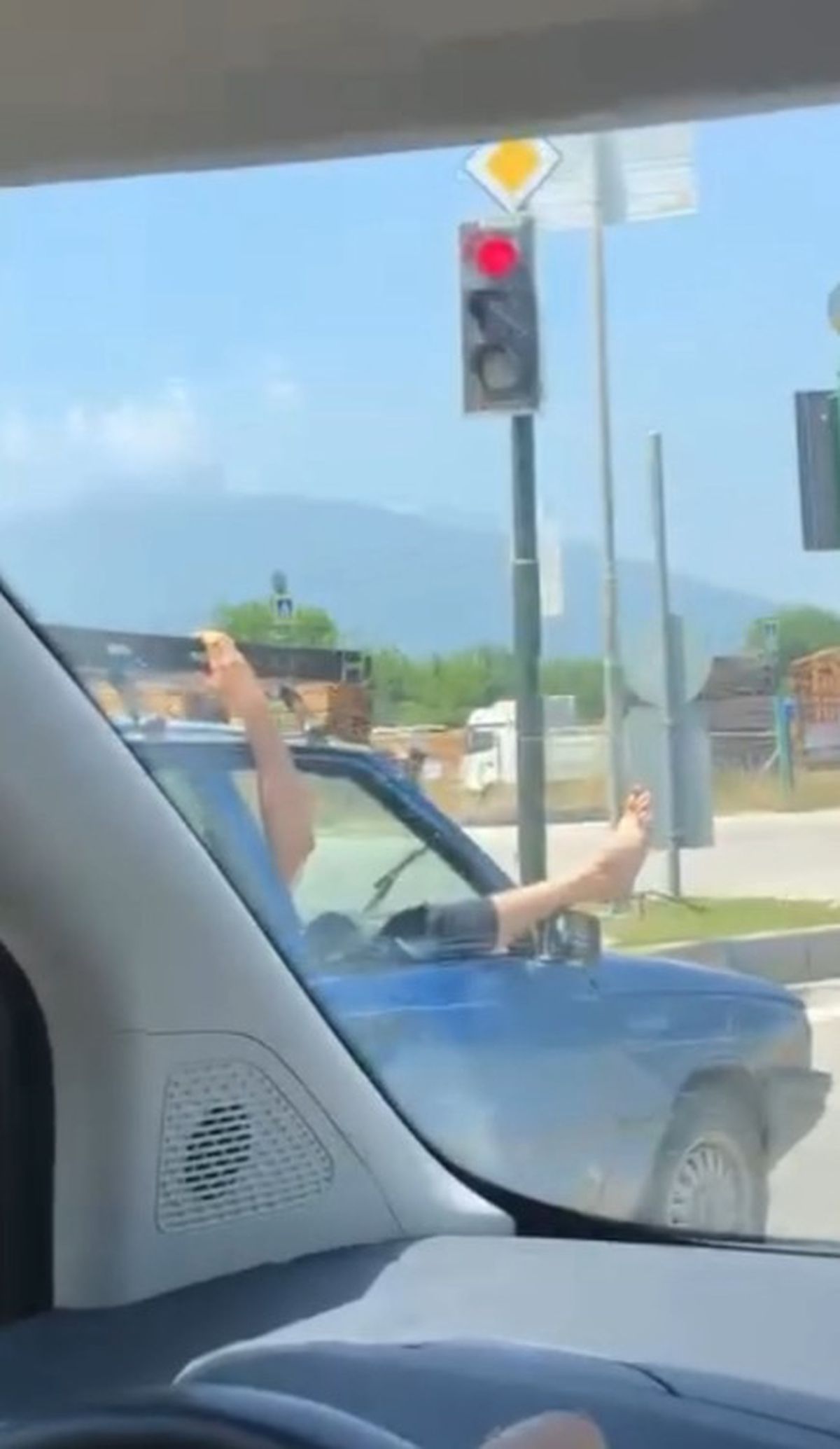Bursa'da trafik polisleri tarafından durdurulan alkollü ve ehliyetsiz sürücü.