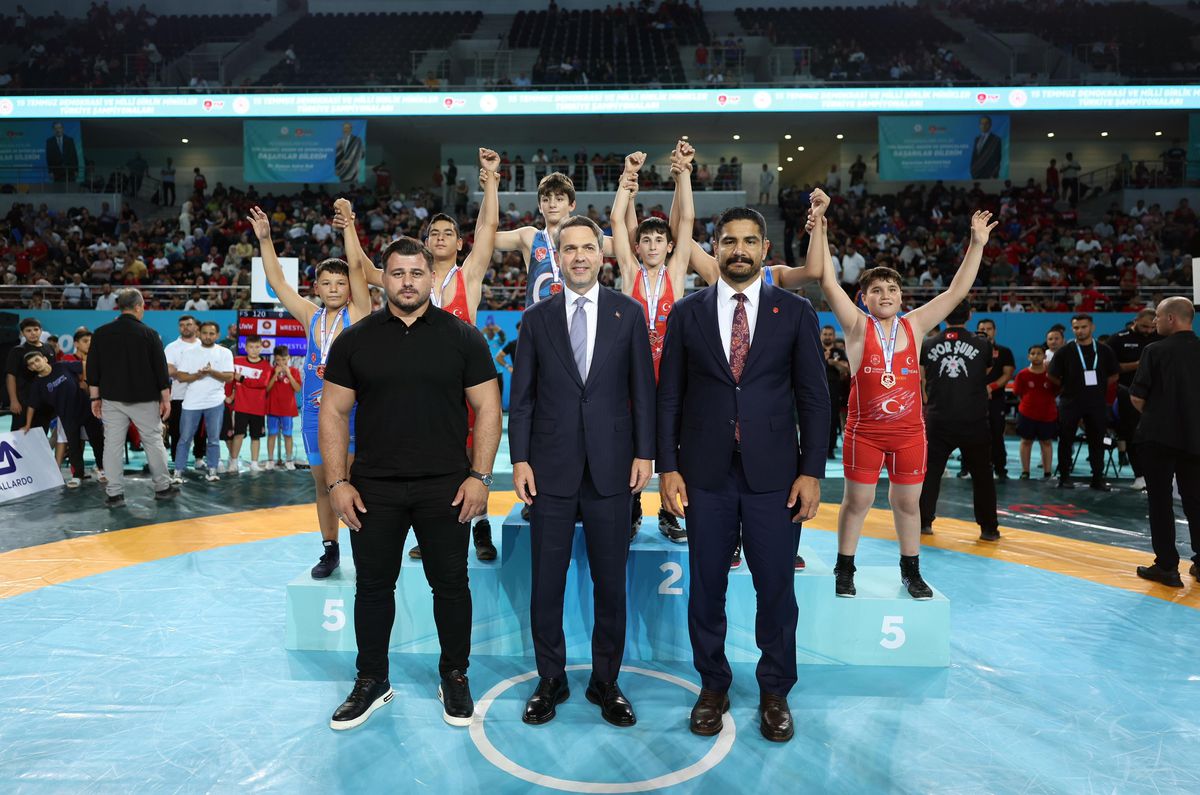 Enerji ve Tabii Kaynaklar Bakanı Alparslan Bayraktar, minik güreşçilerle fotoğraf çektiriyor.