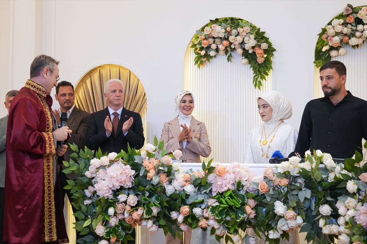 Bakan Göktaş, 100 bininci çiftin nikah şahidi oldu