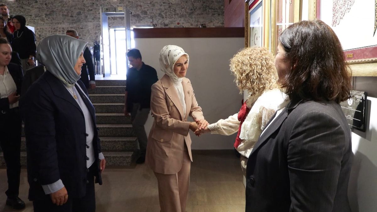 Bakan Göktaş, 15 Temmuz'un 10. yılında şehit yakınları ve gazilerin eserlerinden oluşan sergiyi ziyaret etti
