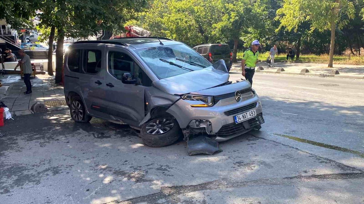 Bayrampaşa'da araca çarpan su tankeri devrildi: 1 kişinin yaralandığı kaza anı kamerada