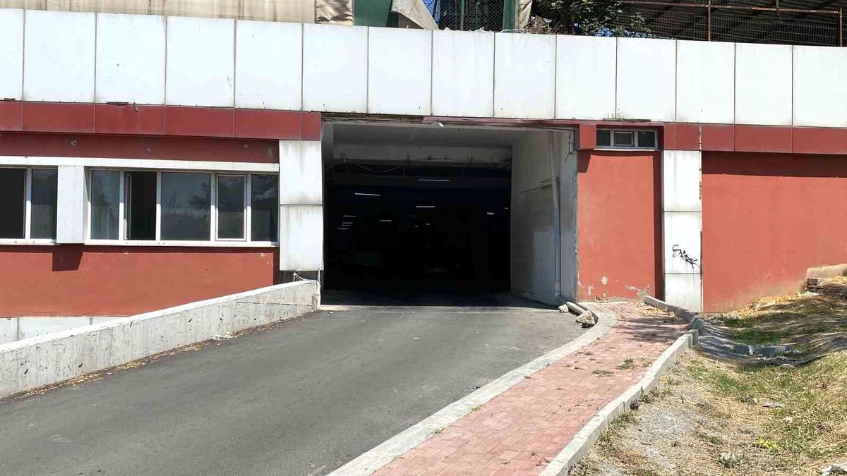 Bayrampaşa'da bir pazar yerinde bulunan erkek cesediyle ilgili polis incelemesi.