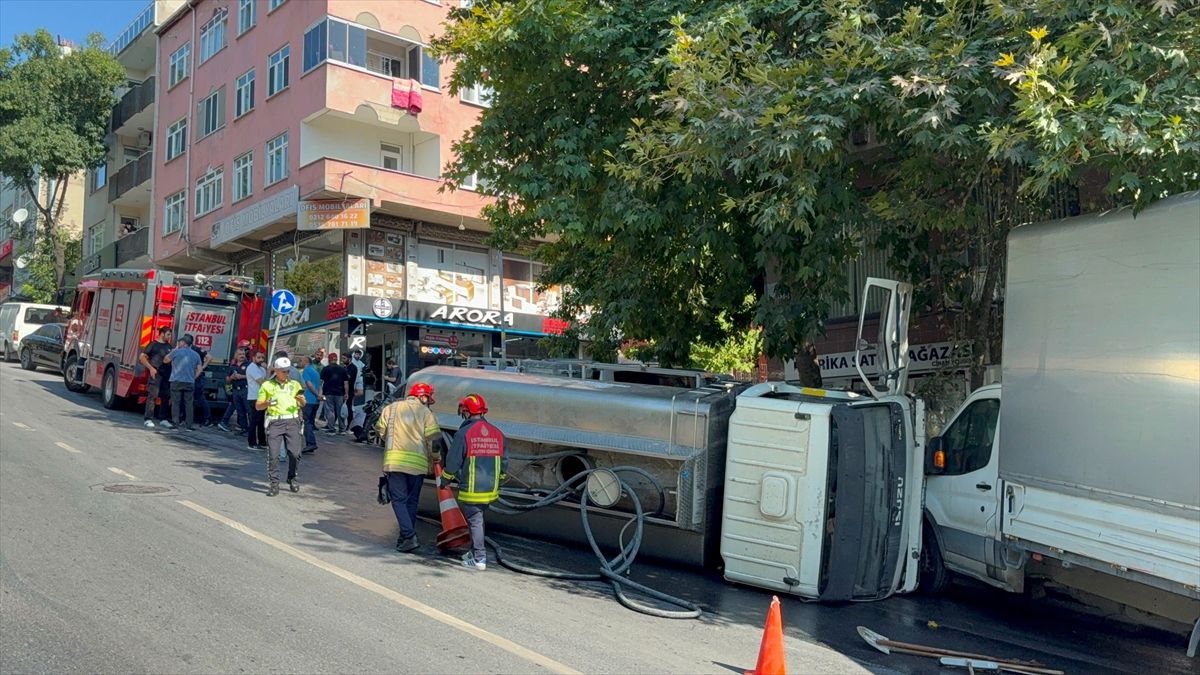 Bayrampaşa'da su tankerinin çarptığı ticari aracın sürücüsü yaralandı